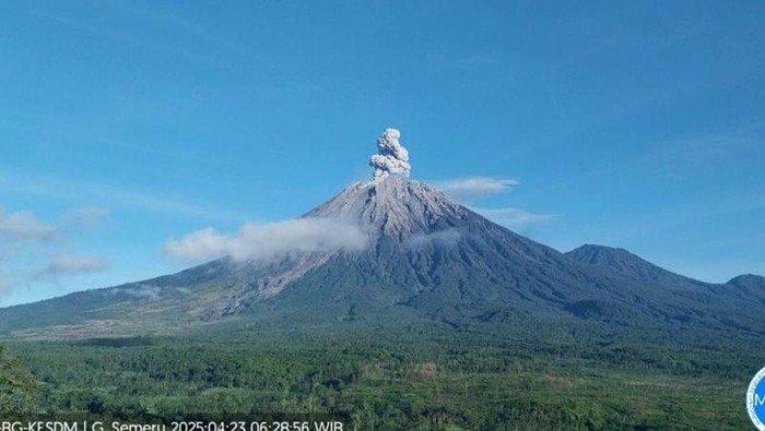 Gunung Semeru Erupsi