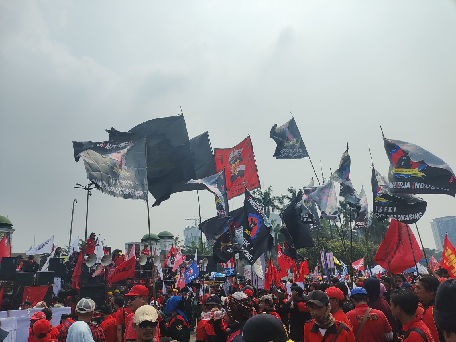 Ribuan Buruh Berkumpul di DPR RI Peringati May Day