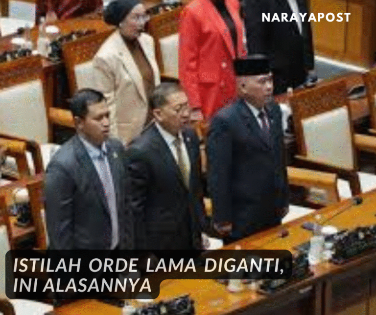 Tiga anggota parlemen Indonesia berdiri tegak dalam sidang paripurna di ruang sidang DPR yang elegan dengan furnitur kayu berwarna coklat dan latar belakang orang-orang berseragam formal, dengan teks 'ISTILAH ORDE LAMA DIGANTI, INI ALASANNYA' yang tercetak tebal di bagian bawah.