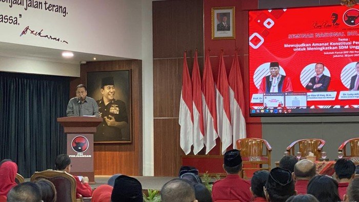 Hakim MK Arief Hidayat saat menyampaikan pidato pendidikan dasar gratis