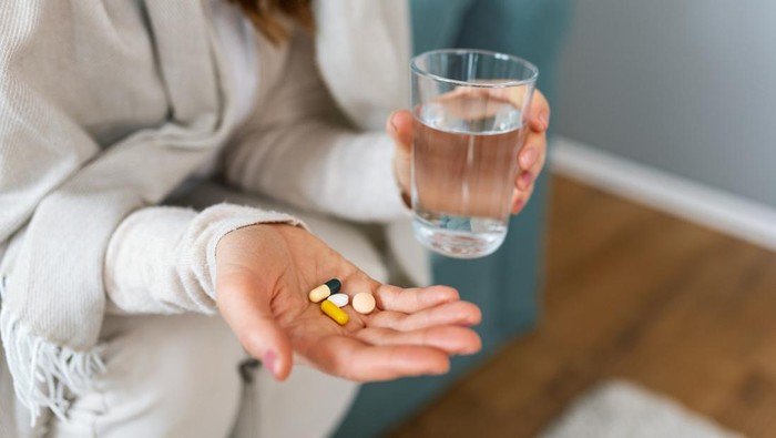 ilustrasi minum obat tanpa resep