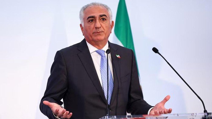 Reza Pahlavi berbicara dalam konferensi pers di Paris terkait perubahan rezim di Iran