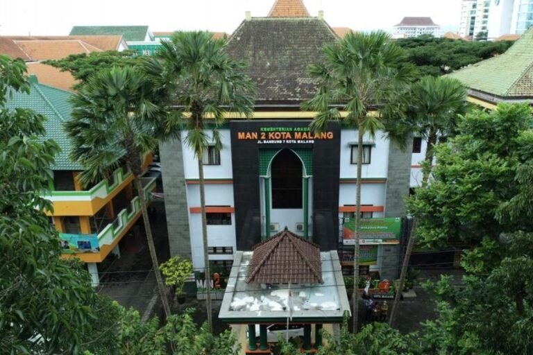 Infografis daftar 50 SMA terbaik di Indonesia tahun 2025 berdasarkan jumlah prestasi siswa