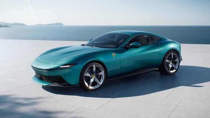 Ferrari Amalfi 2025 tampak depan dengan desain floating wing dan siluet Gran Turismo modern