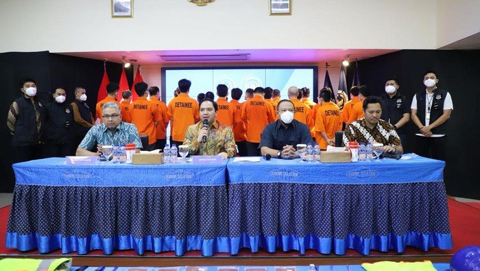 Petugas Imigrasi Jakarta Selatan saat menggelar Operasi Wira Waspada di Cilandak, menindak WNA yang diduga langgar aturan.