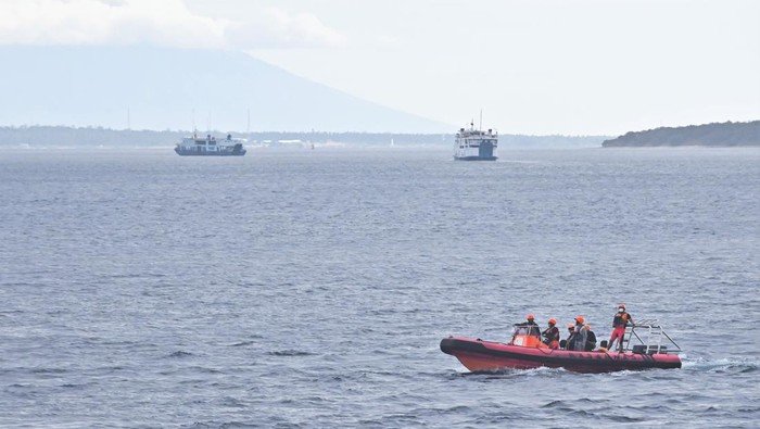 Tim SAR menyisir perairan Selat Bali mencari korban tenggelamnya KMP Tunu Pratama