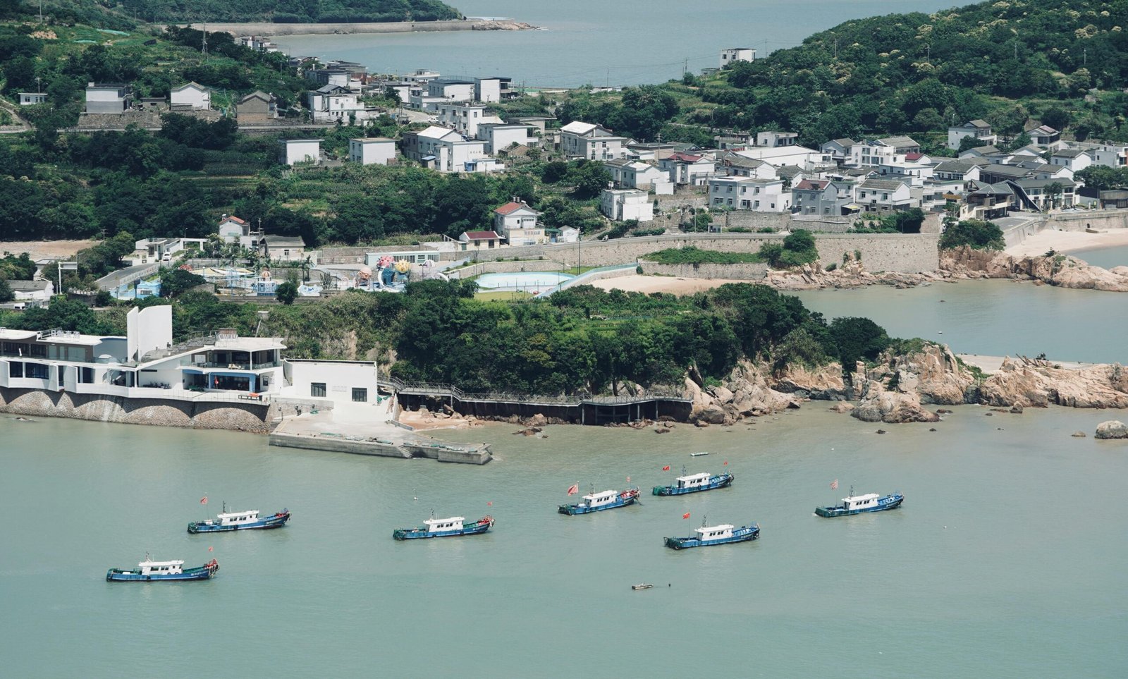 7 Rekomendasi Tempat Wisata Adem Selain Taman Safari