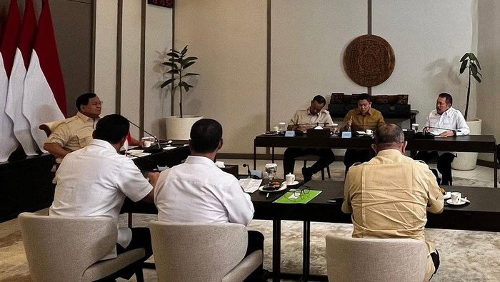Presiden Prabowo Subianto memimpin rapat terbatas bahas Koperasi Desa Merah Putih