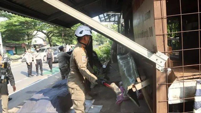 Petugas Satpol PP Depok membongkar bangunan liar di Jalan Juanda