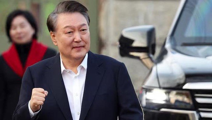 Mantan Presiden Korea Selatan Yoon Suk Yeol dikawal petugas saat keluar dari gedung pengadilan Seoul