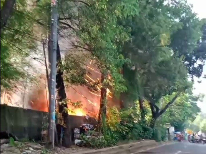 Kebakaran di gudang Dinas SDA Pasar Minggu yang diduga disebabkan korsleting listrik