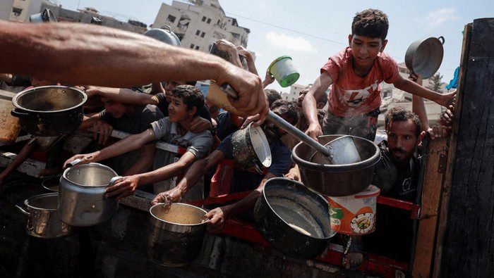 Kondisi kelaparan di Gaza dengan rumah sakit yang penuh dan warga yang menderita akibat konflik.