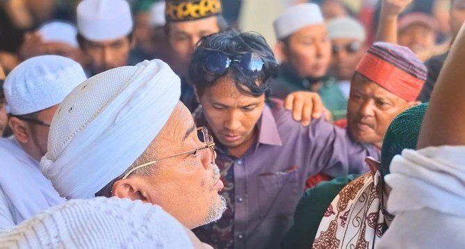 Habib Rizieq Disambut Sholawat di Tarakan, Massa Putih Penuhi Dermaga
