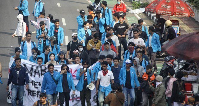 Komitmen RI Lindungi Hak Demo Usai Sorotan PBB. Ilustrasi demonstrasi damai di Indonesia dengan aparat mengawal