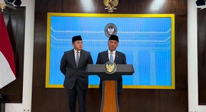 Presiden Prabowo resmi melakukan reshuffle Kabinet Merah Putih dengan mengganti lima menteri kunci dan menambah kementerian baru. Seskab dan Mensesneg