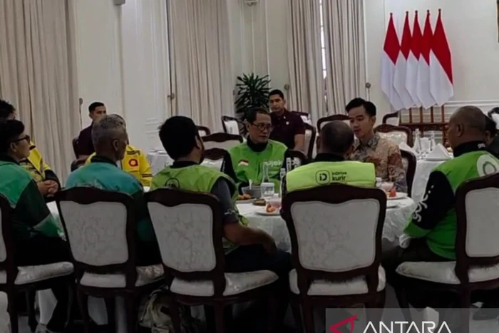 Gibran Rakabuming Raka berdialog dengan perwakilan driver ojol di Istana Wapres Jakarta