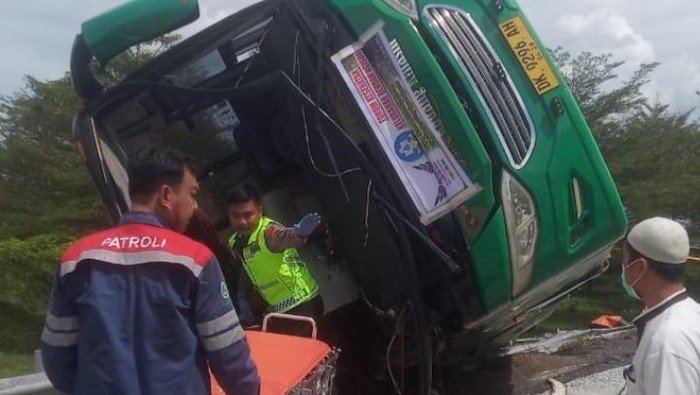 Kecelakaan Bus Terguling di Tol Pemalang, 10 Luka-Luka