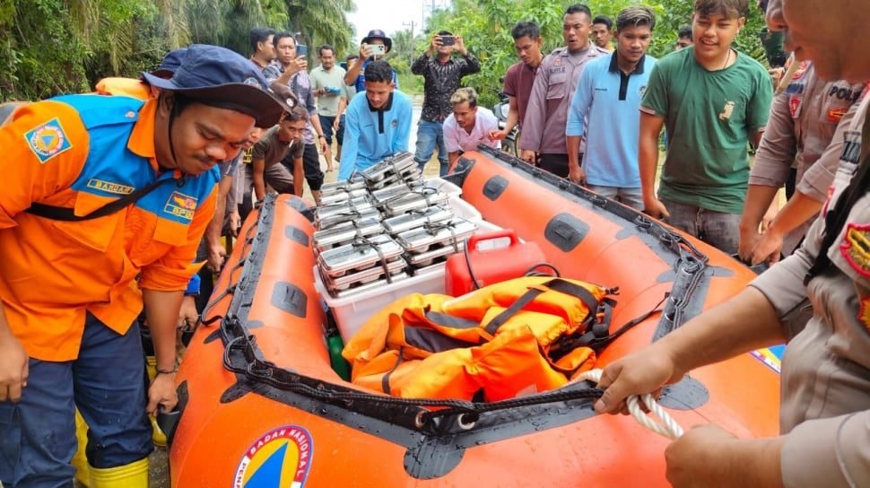 Nikmat Makan Bergizi Gratis di Tengah Banjir di Wilayah Padang