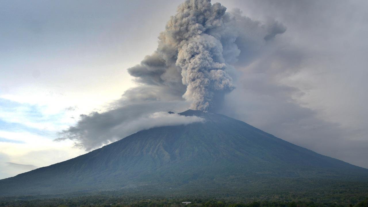Penjelasan BPBD Soal Asap Putih yang Muncul di Gunung Agung