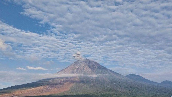Erupsi Gunung Semeru: Tiga Kali Letusan, Kolom Abu 900 Meter