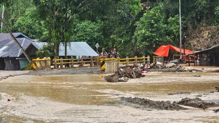 Sungai Batang Agam Meluap, Gelondongan Kayu Tutupi Jalan